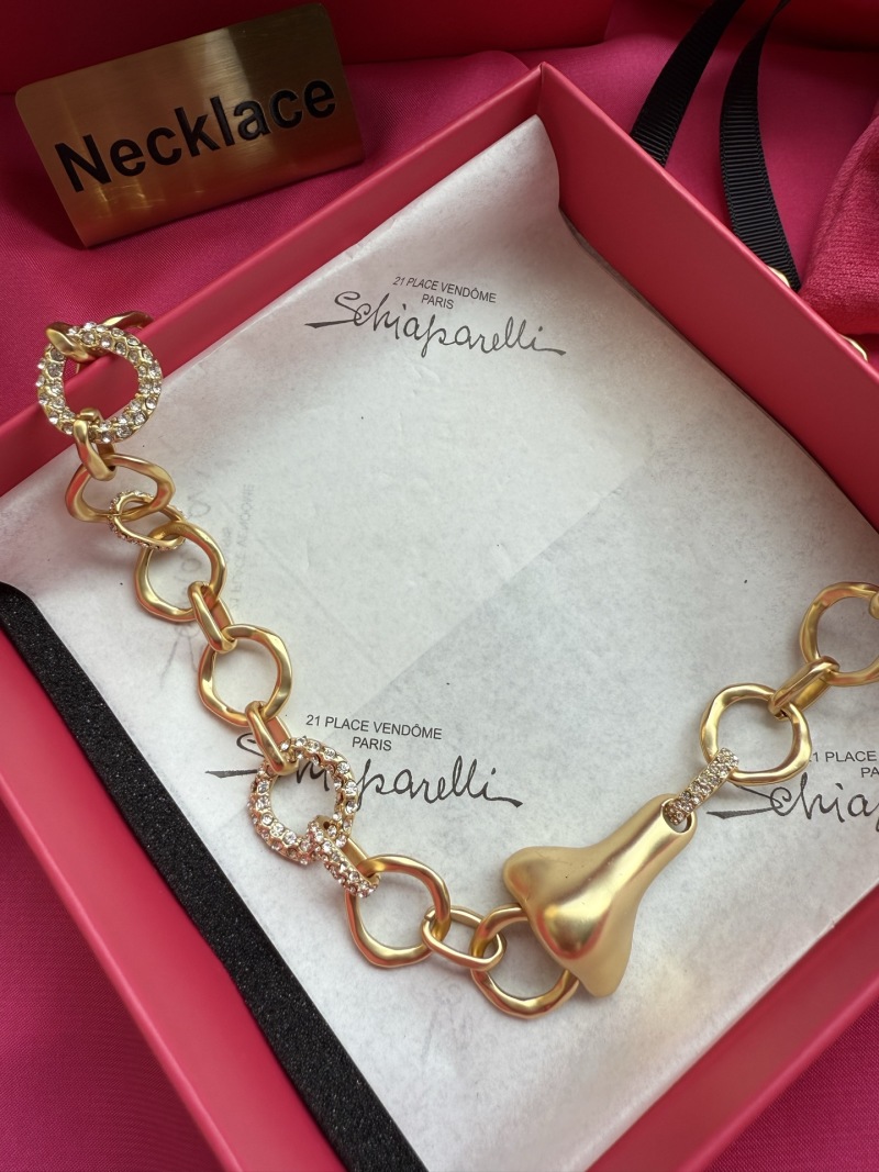 Золотистое колье с цепочкой и декоративными элементами Schiaparelli