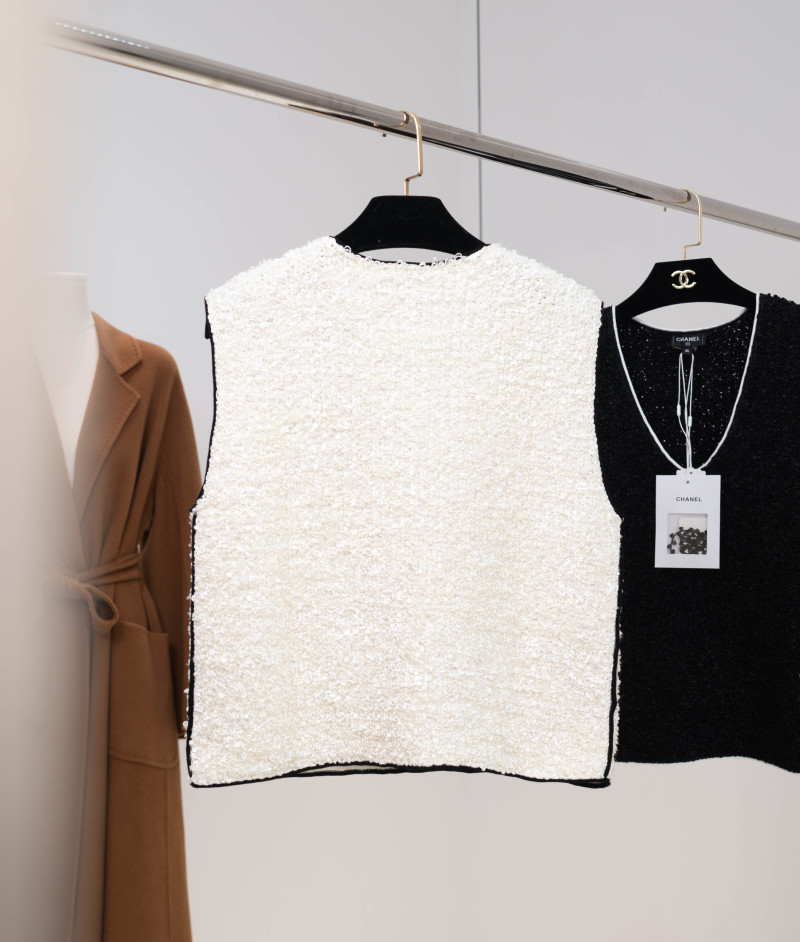 Белый вязаный топ Chanel с черной отделкой