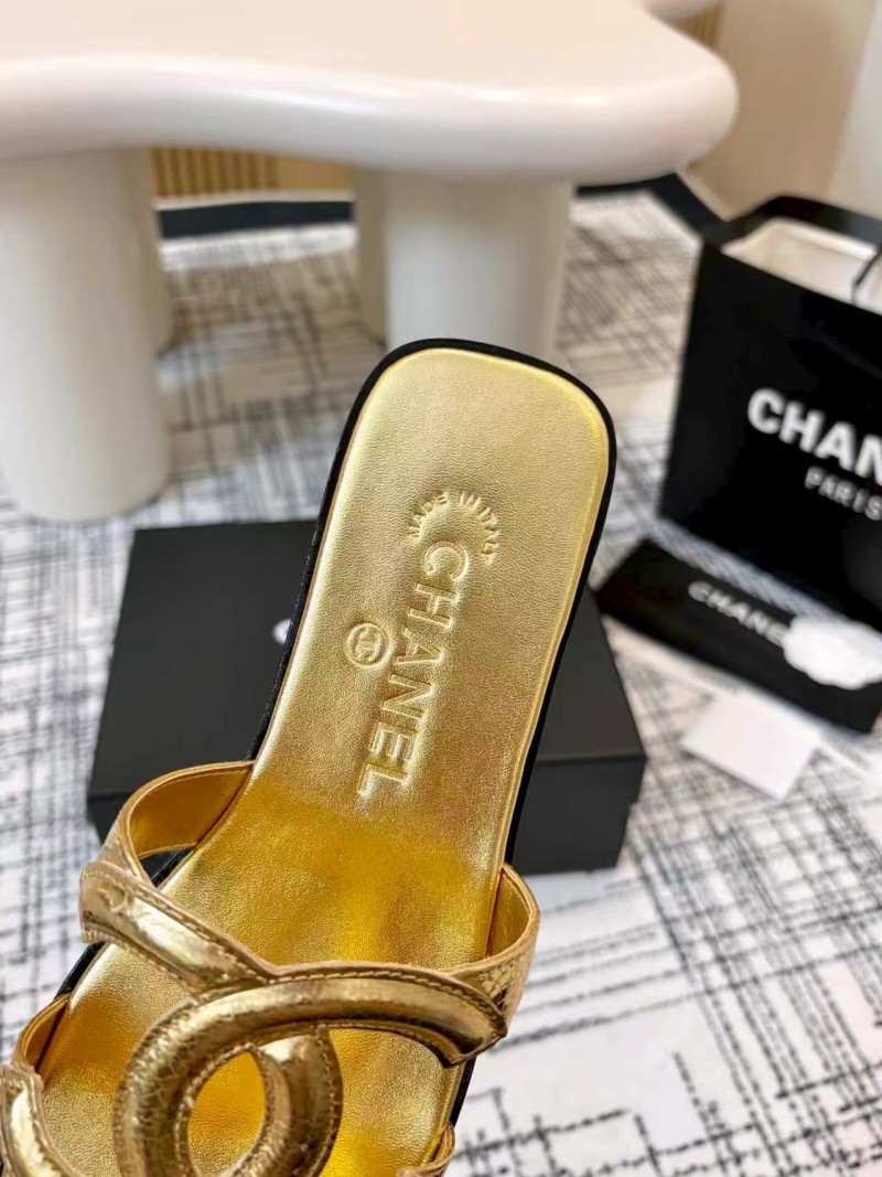 Женские золотые кожаные шлепанцы Chanel