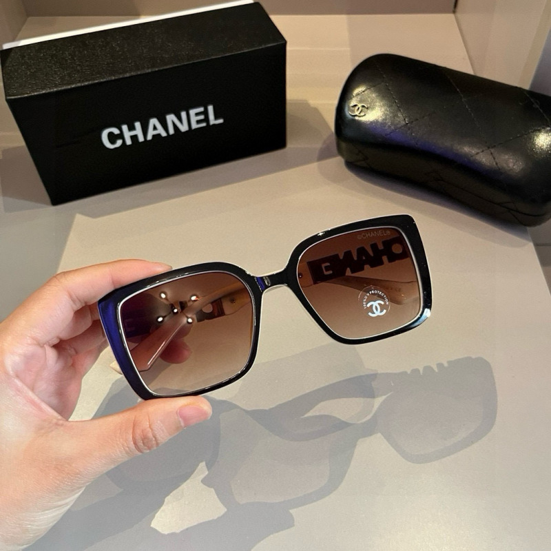 Солнечные очки Chanel с металлической надписью