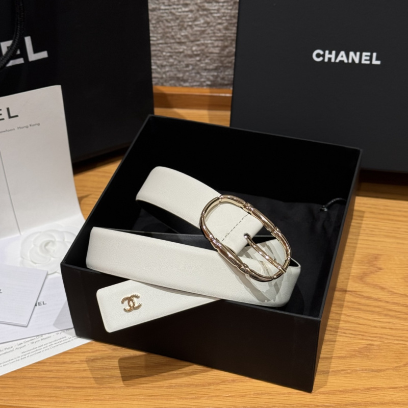 Белый ремень с металлической пряжкой и логотипом Chanel