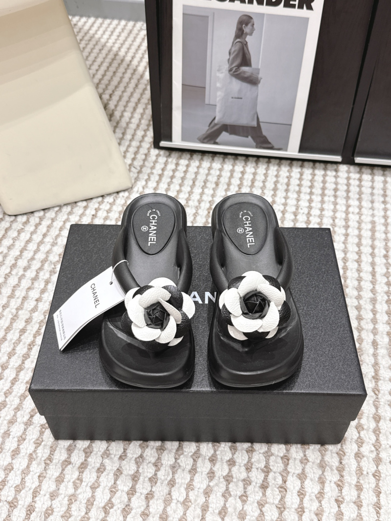 Шлёпанцы с декором из цветов Chanel