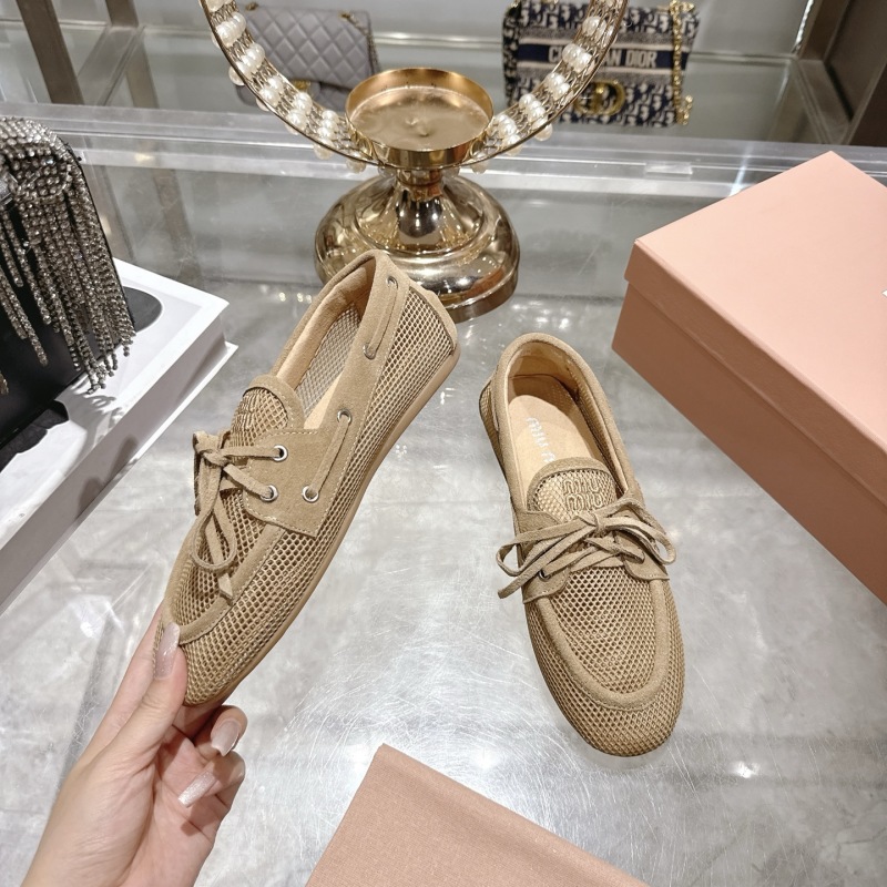 Женские бежевые туфли с перфорацией Miu Miu