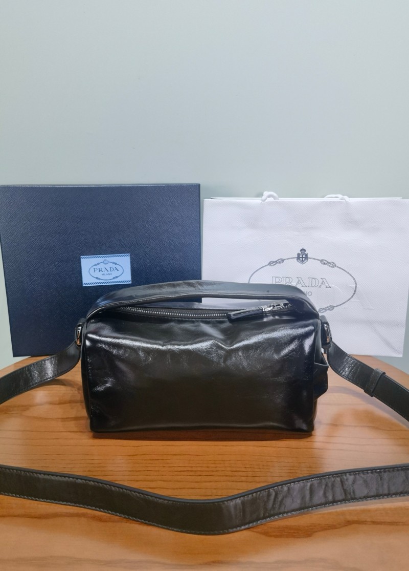Кожаная сумка Prada через плечо