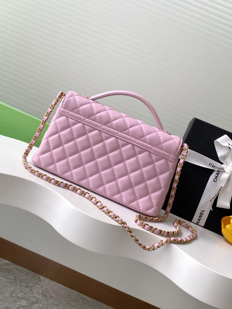 Розовая сумка через плечо с золотой фурнитурой Chanel