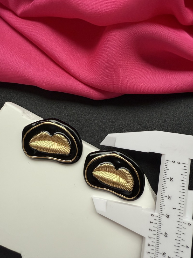 Серьги в виде губ Schiaparelli