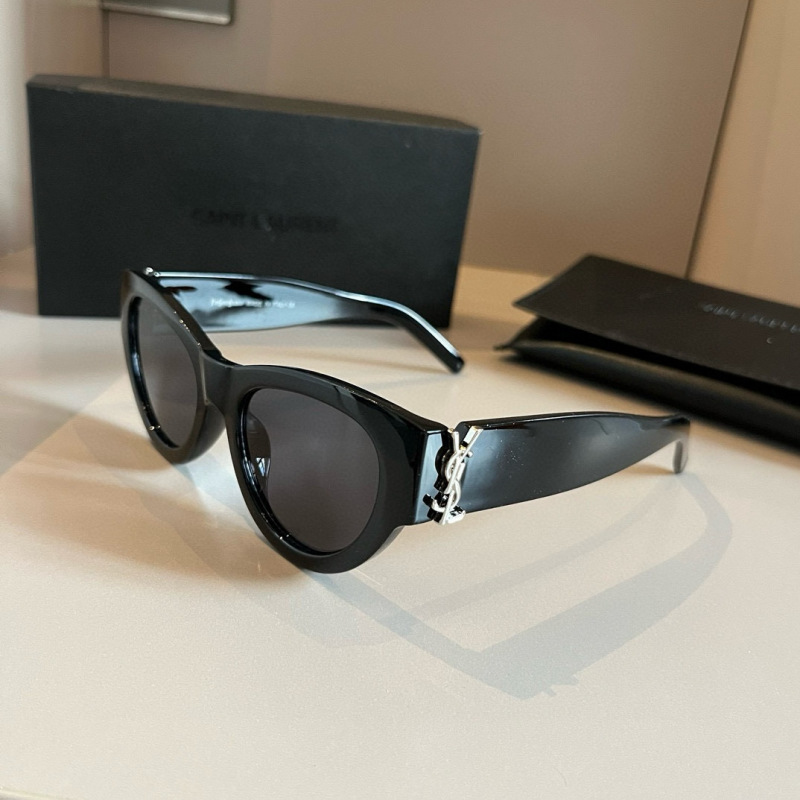 Солнцезащитные очки Yves Saint Laurent SL M94