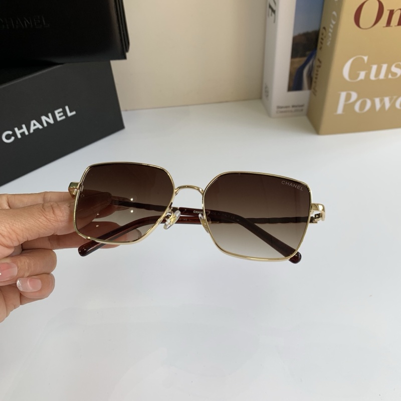 Солнцезащитные очки с золотистой оправой и квадратными линзами Chanel