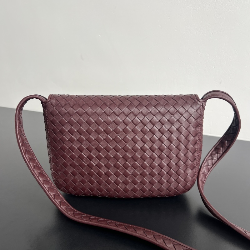 Сумка Bottega Veneta Veneto плетеная, бордовая