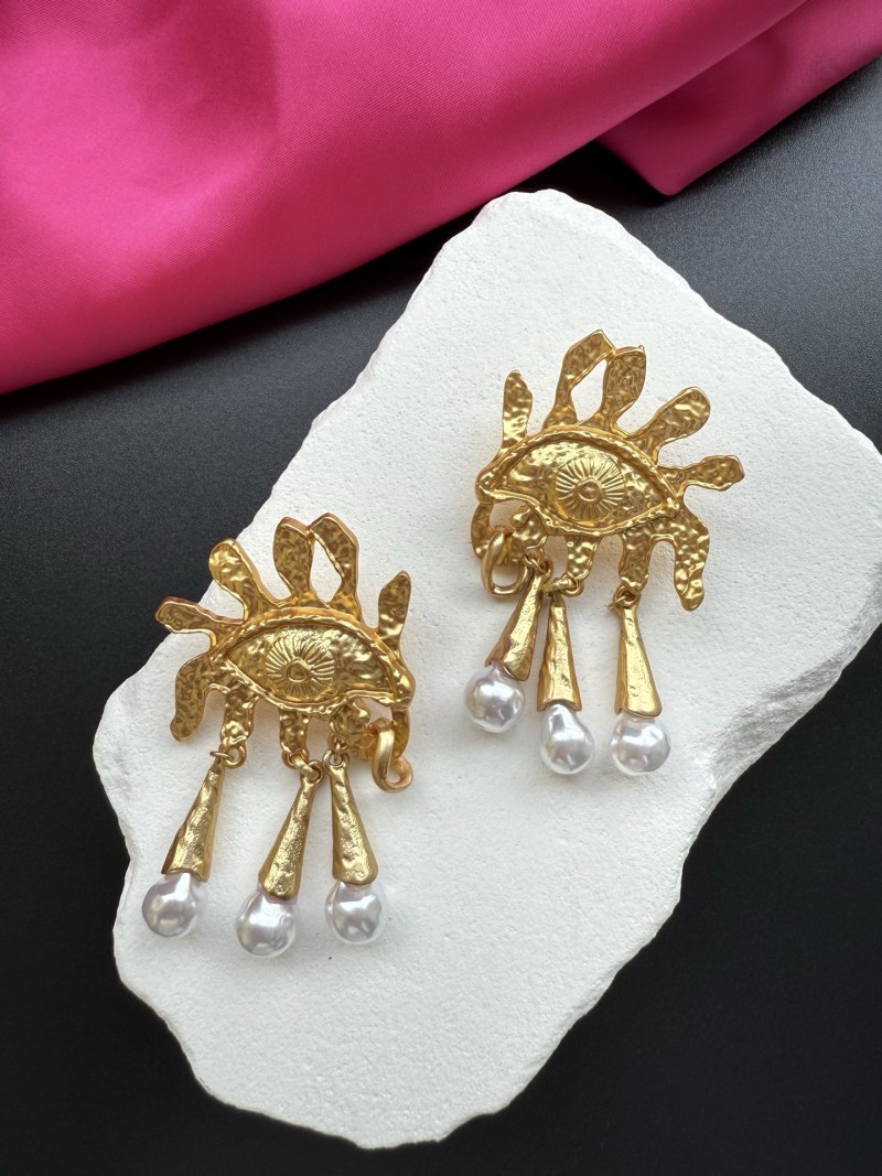 Серьги Schiaparelli в виде глаз с жемчугом