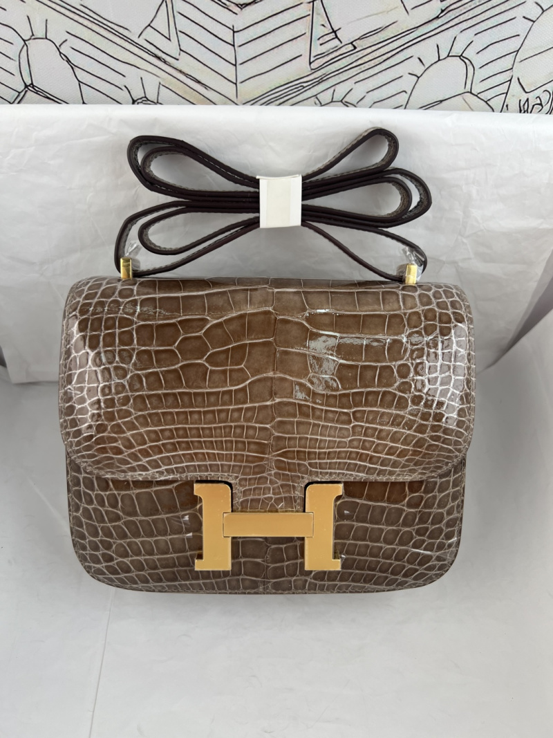 Сумка Constance 19 см, глянец крокодил, цвет табак, золото Hermès