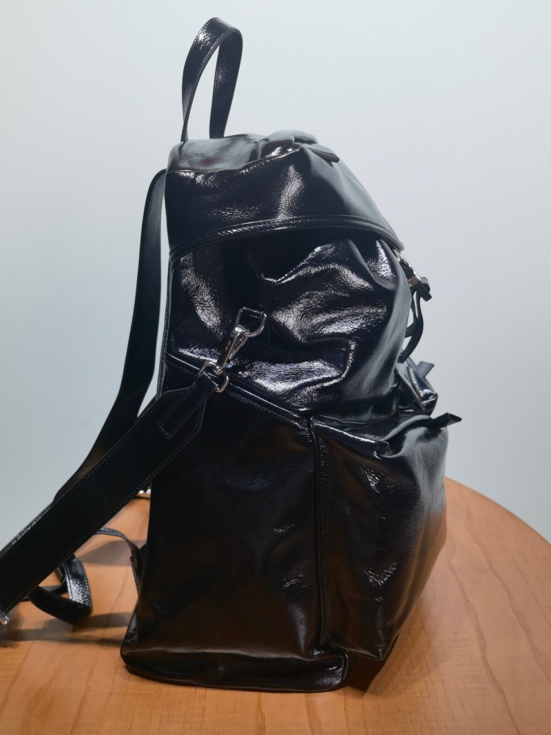 Рюкзак Prada из натуральной кожи с металлическим логотипом
