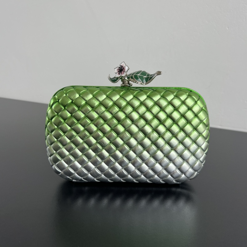Клатч Bottega Veneta с цветочным декором
