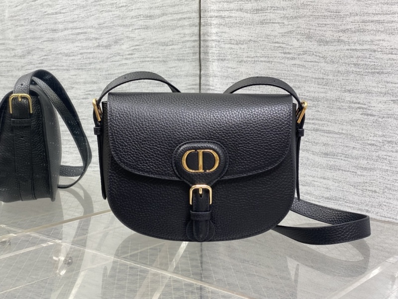 Черная кожаная сумка Dior с золотой фурнитурой