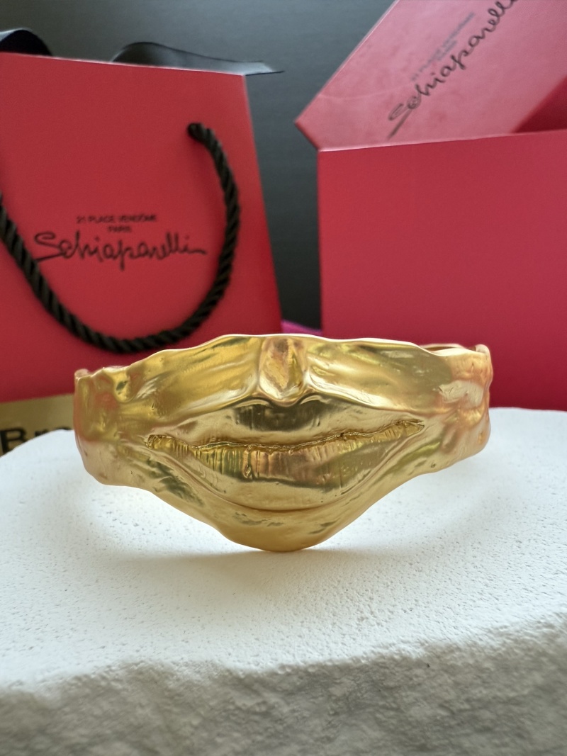Браслет в виде губ Schiaparelli