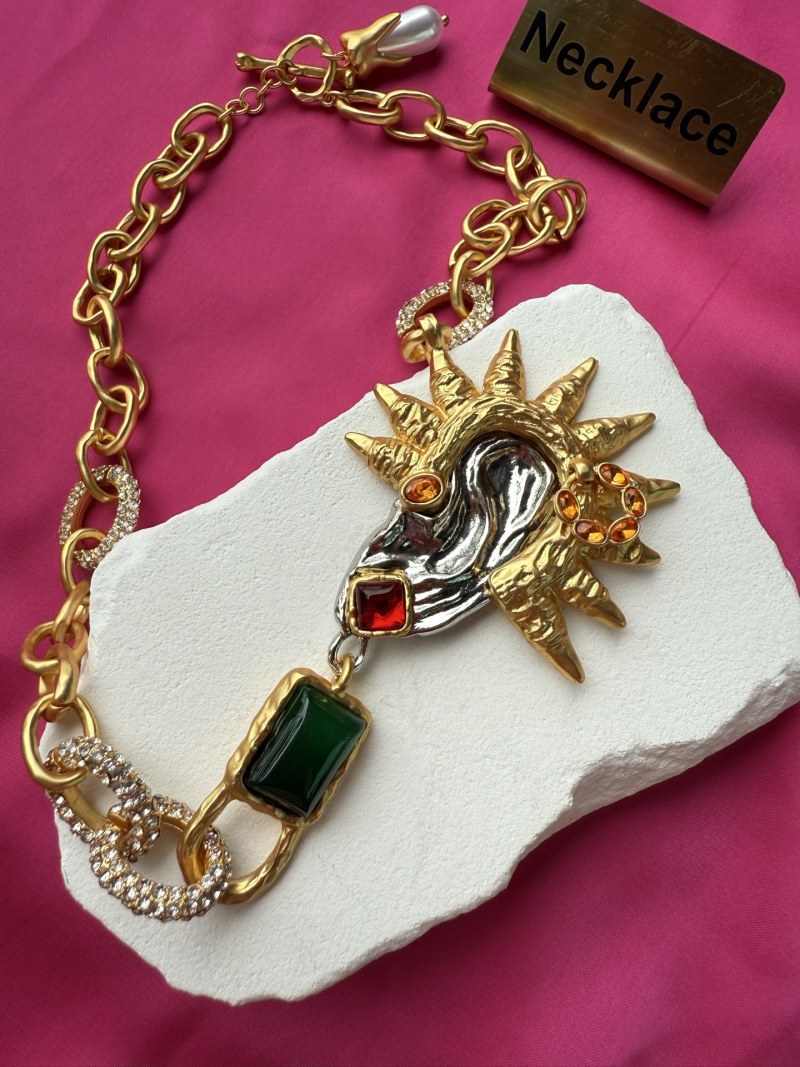 Колье с декоративным элементом в виде головы Schiaparelli