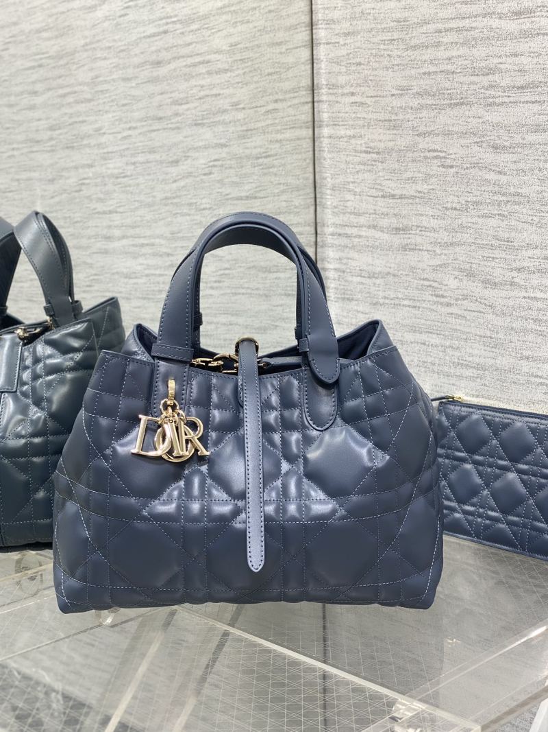 Синяя сумка Dior с квилтингом и логотипом