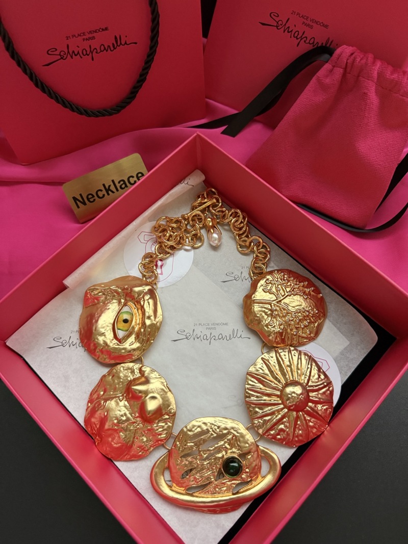 Золотистое колье с декоративными элементами Schiaparelli