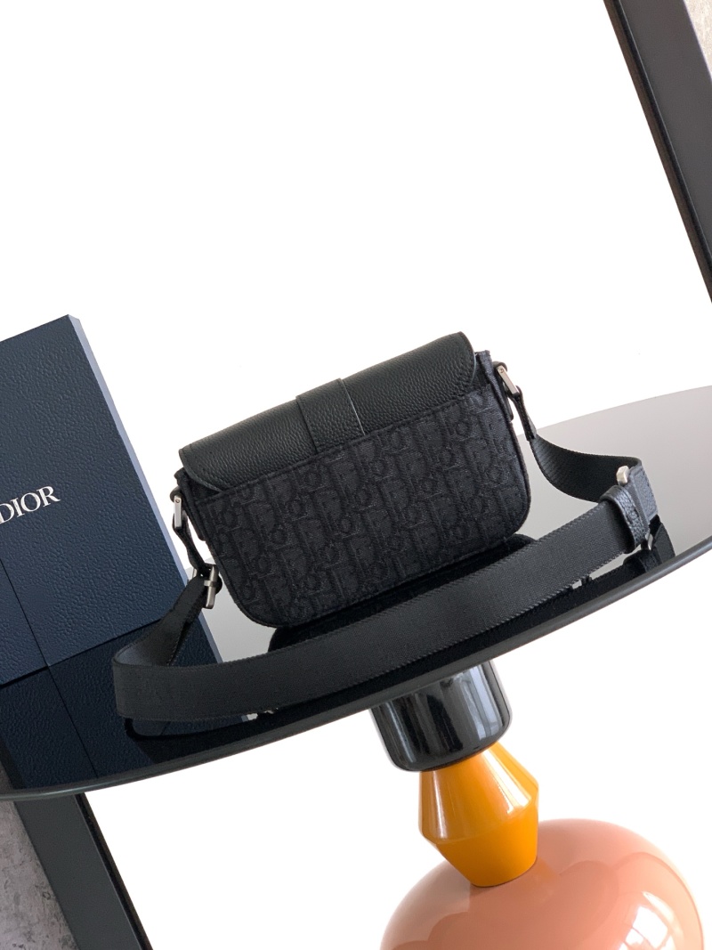 Черная сумка Dior Saddle с ремнем