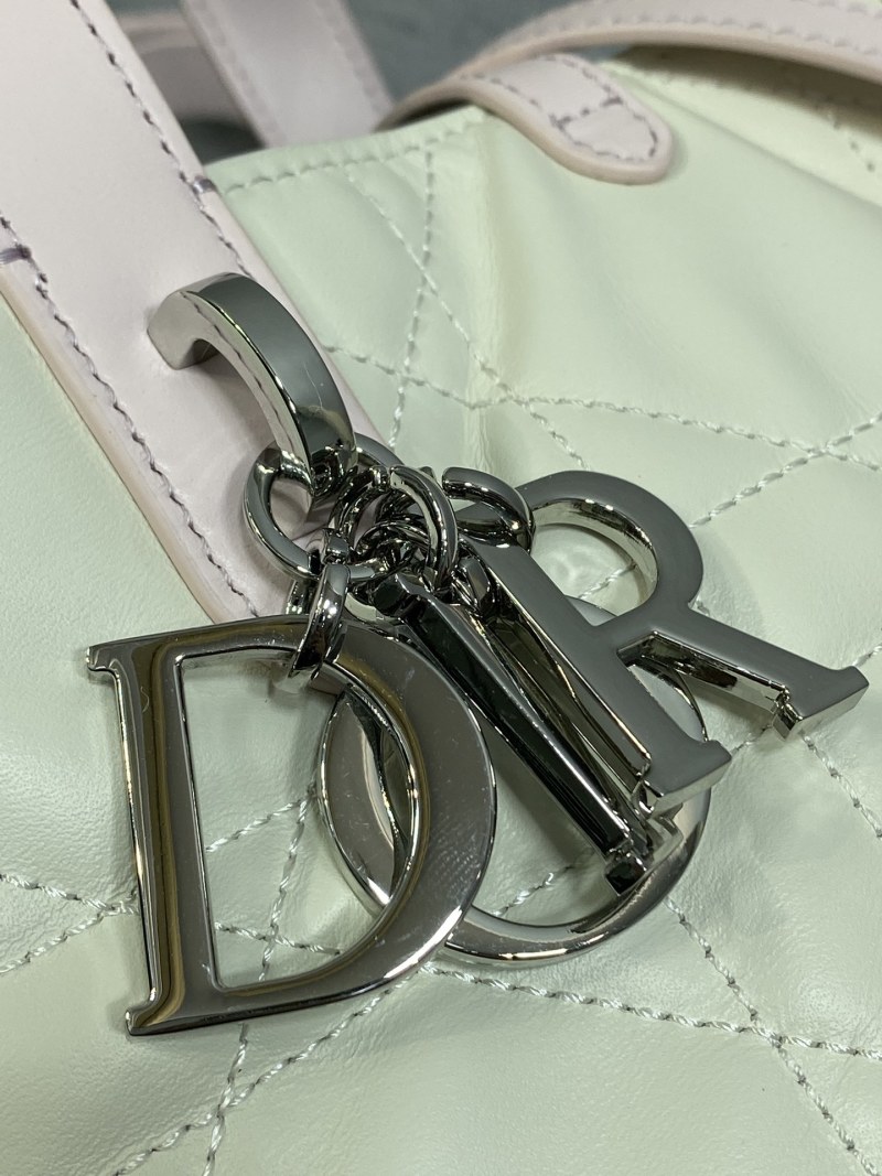 Сумка Dior с крестообразной строчкой