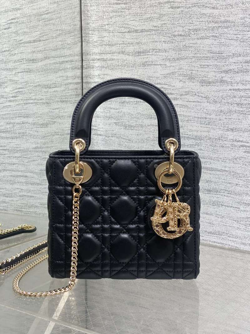 Черная сумка Lady Dior с золотой фурнитурой