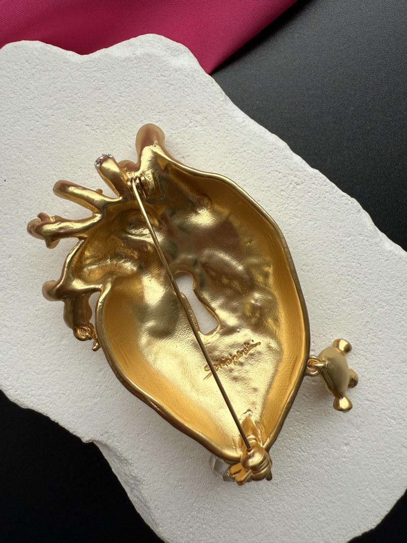 Брошь Schiaparelli в форме сердца с ключом