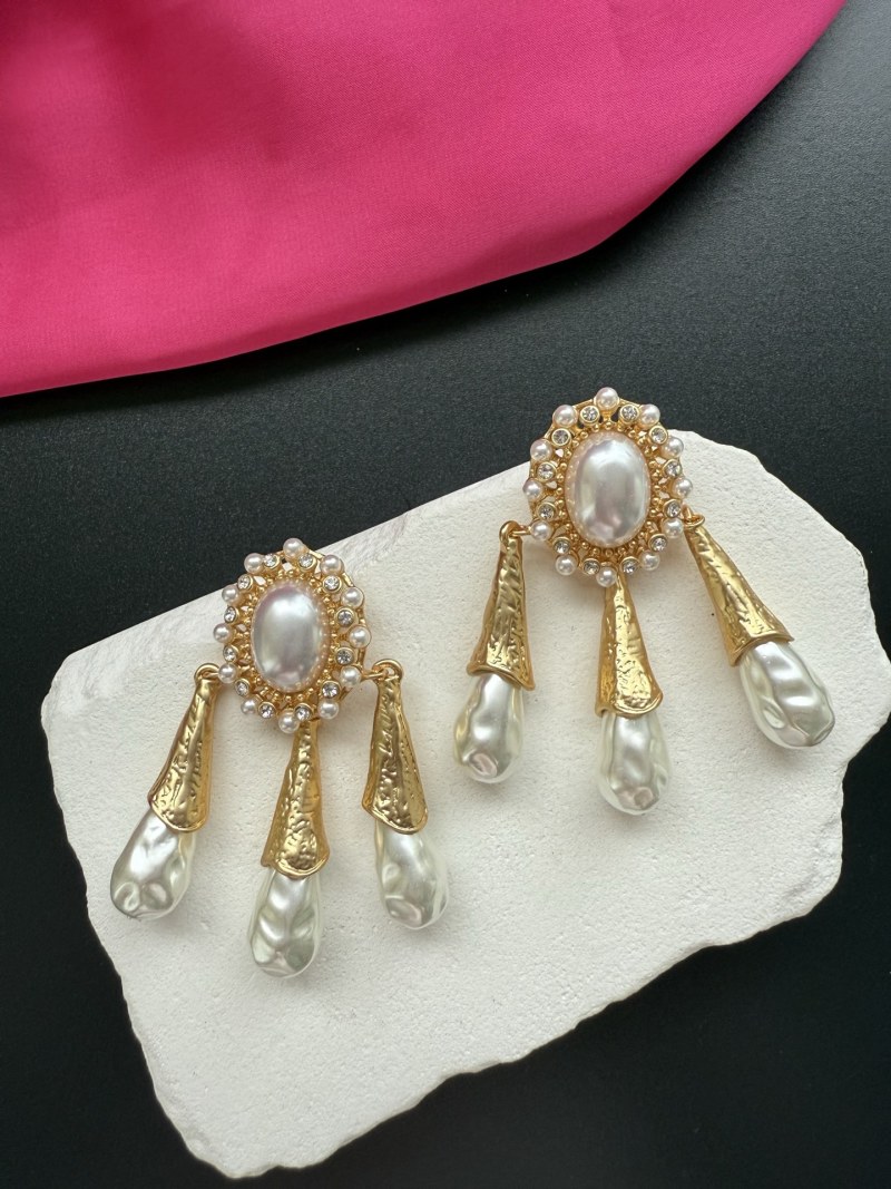Серьги с жемчугом и позолоченными элементами Schiaparelli