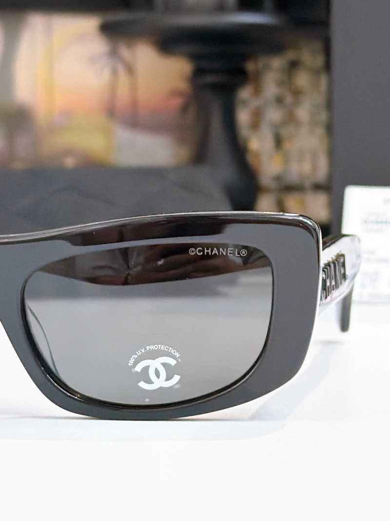 Черные солнцезащитные очки CHANEL