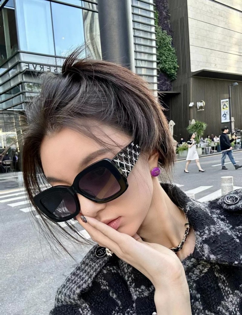 Солнцезащитные очки Chanel классические