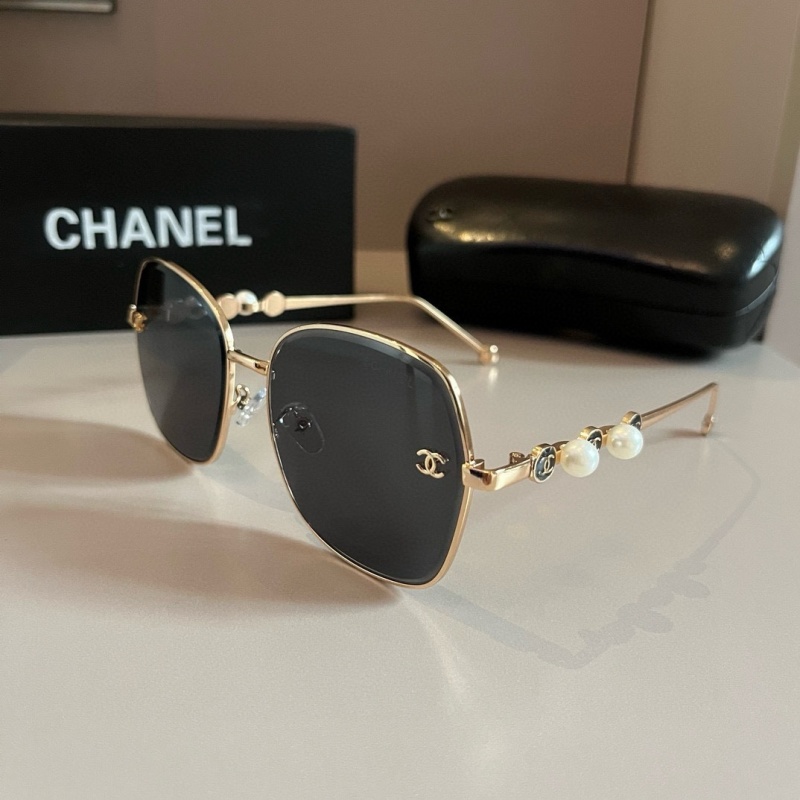 Солнцезащитные очки Chanel с жемчужными элементами на дужках