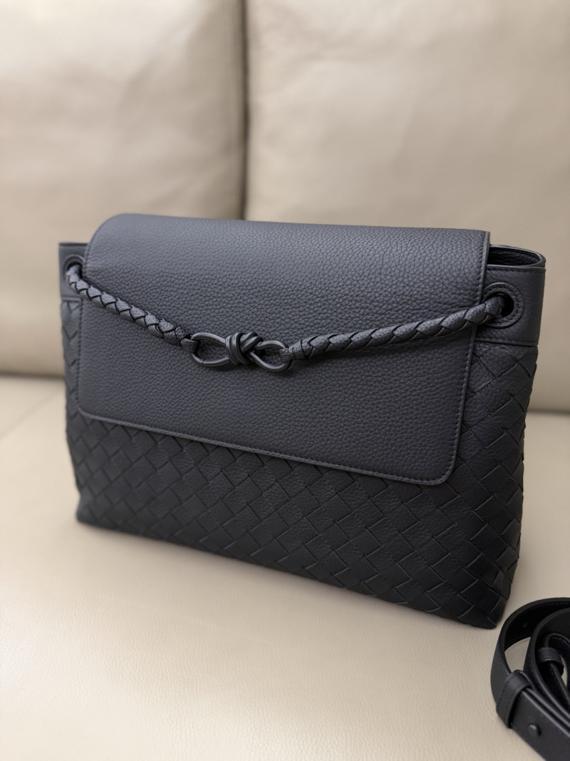 Чёрная сумка Bottega Veneta с плетёным узором