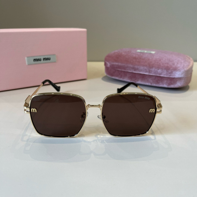 Солнцезащитные очки в золотой оправе Miu Miu