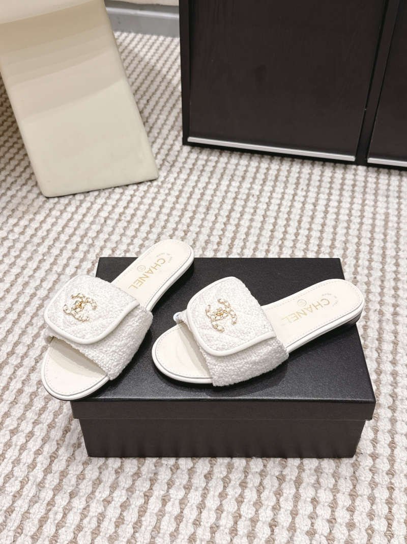 Белые шлёпанцы Chanel с металлической фурнитурой
