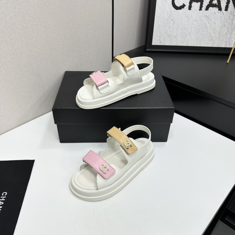Женские белые сандалии на плоской подошве с декоративными пряжками Chanel