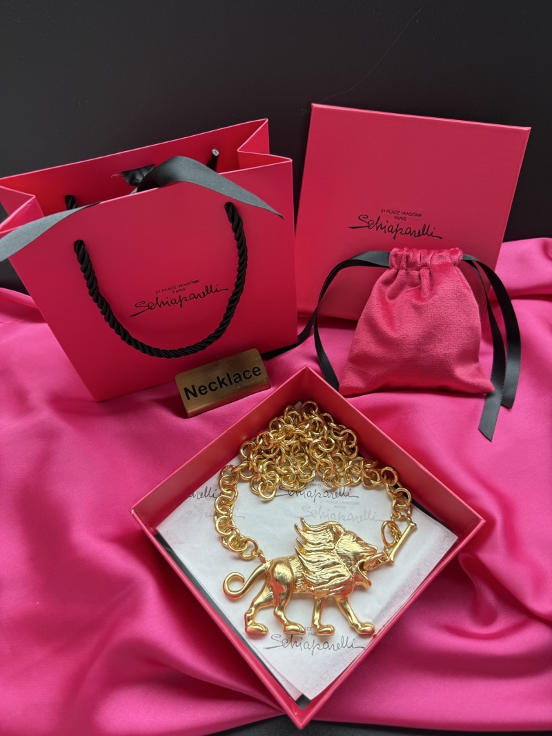 Золотистое колье с изображением льва Schiaparelli