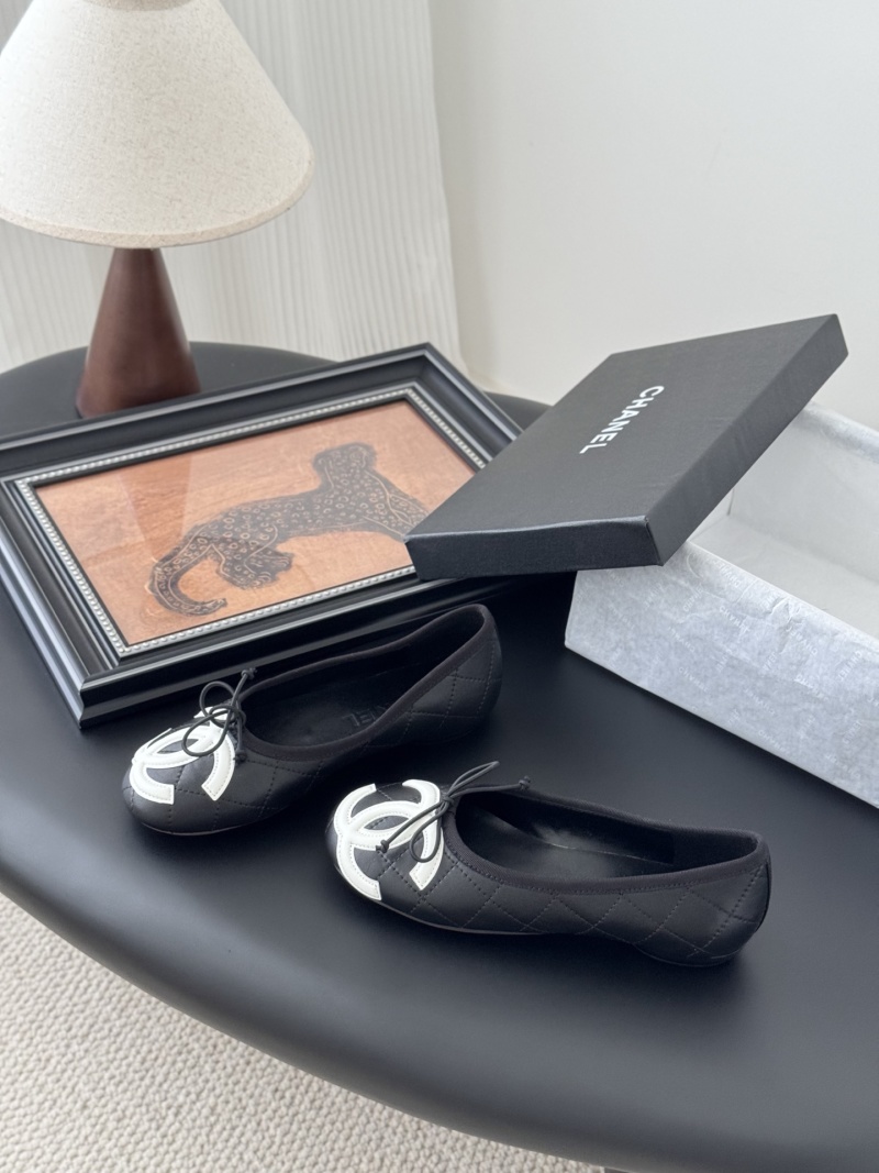 Черные балетки Chanel с логотипом