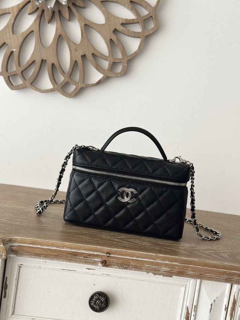 Черная сумка через плечо с цепочкой и логотипом Chanel