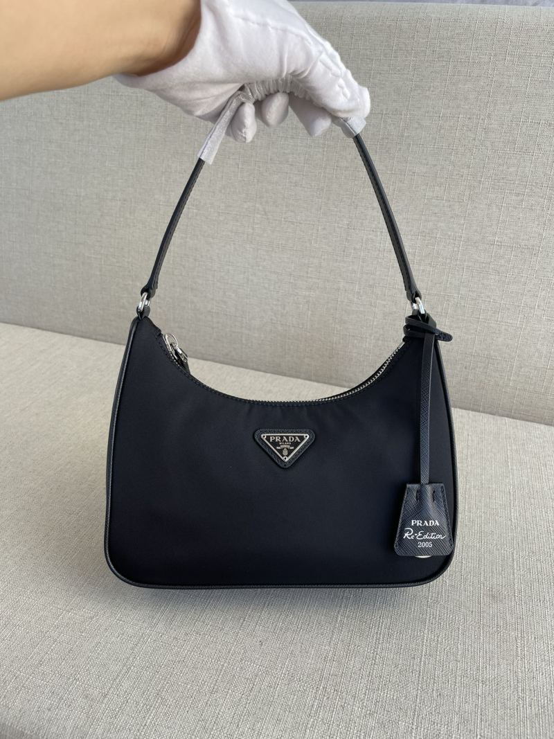 Черная сумка Prada Re-Edition 2005 из нейлона