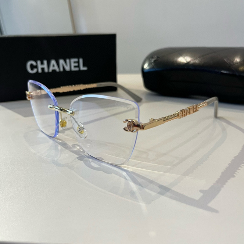 Солнцезащитные очки Chanel с прозрачной оправой