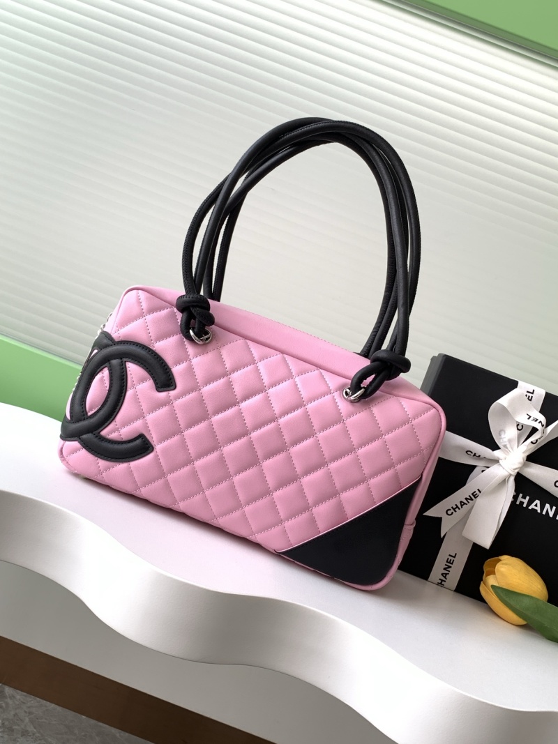 Женская розовая кожаная сумка с черными ручками Chanel