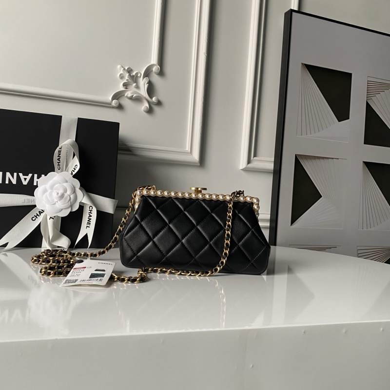 Черная сумка с жемчужной отделкой и золотой цепью Chanel