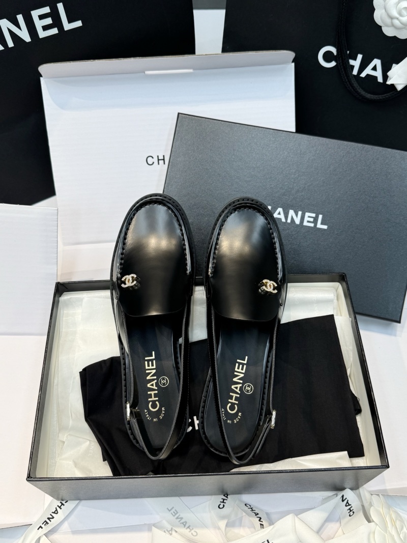 Черные лоферы с декоративной пряжкой Chanel