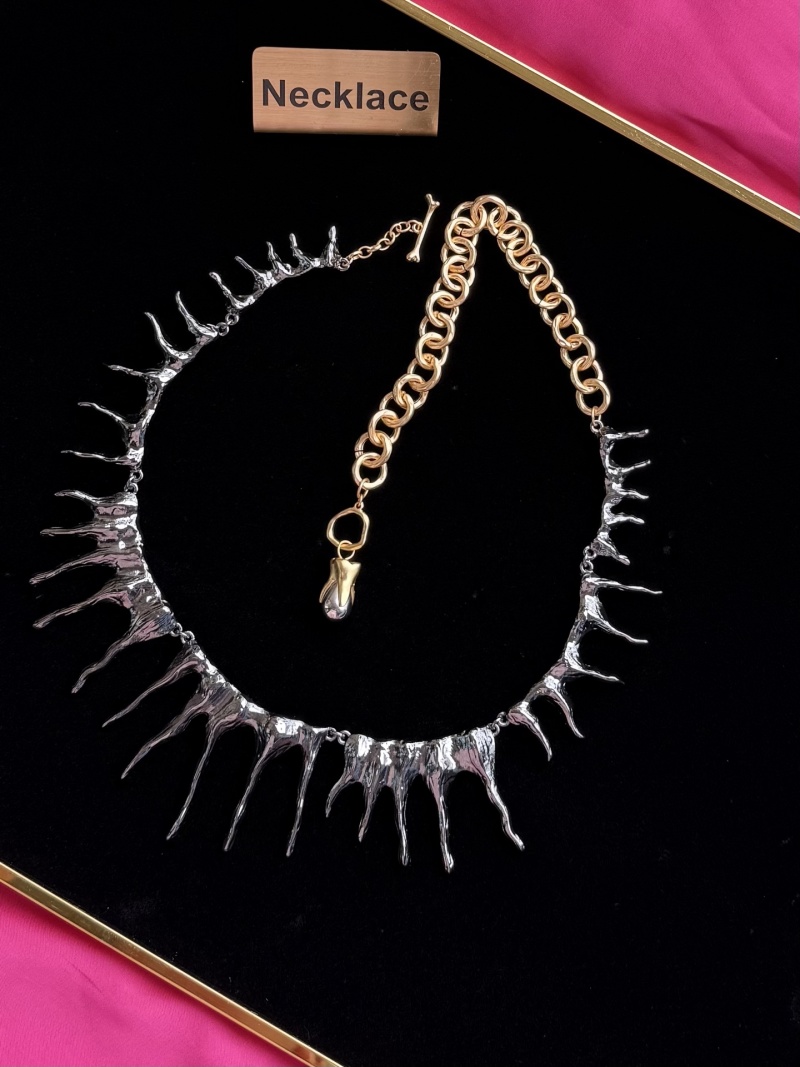 Незаурядное колье с металлическими элементами Schiaparelli