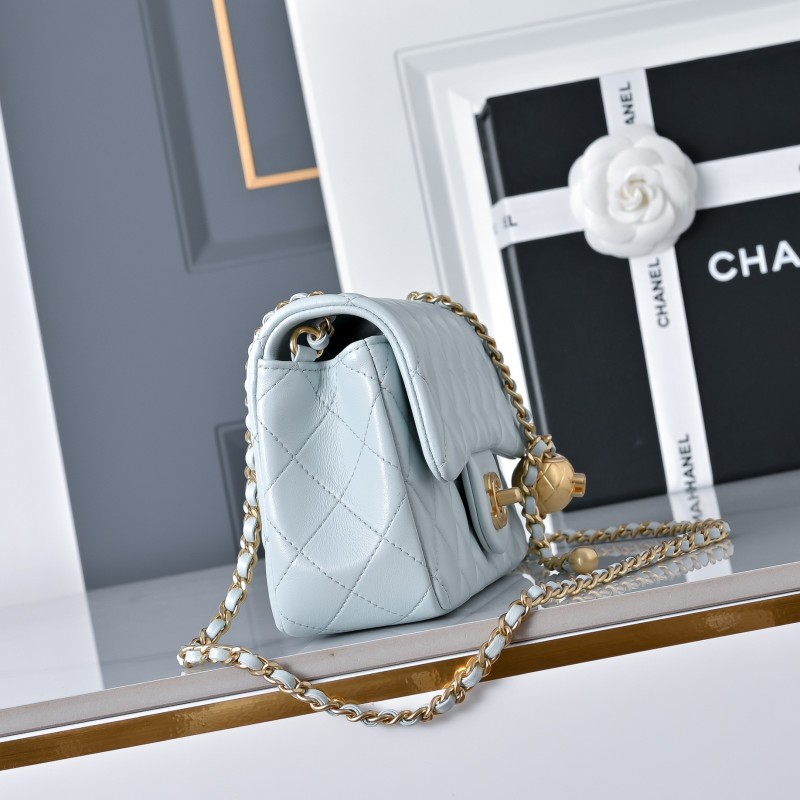 Дамская сумка-клатч с цепочкой и золотым шаром Chanel