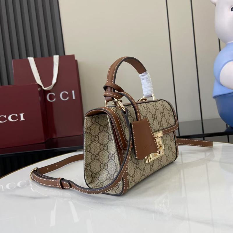 Сумка Gucci с монограммой и замком
