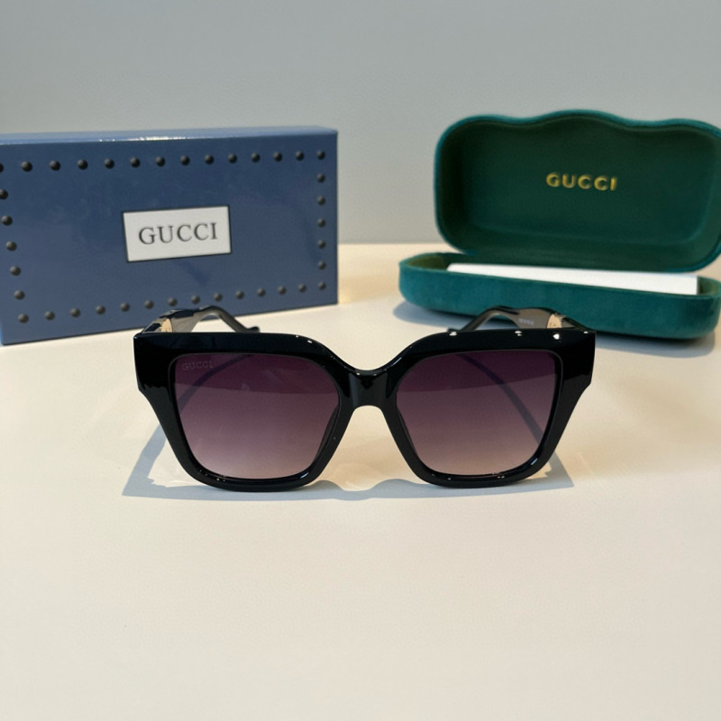 Солнцезащитные очки в черной оправе Gucci