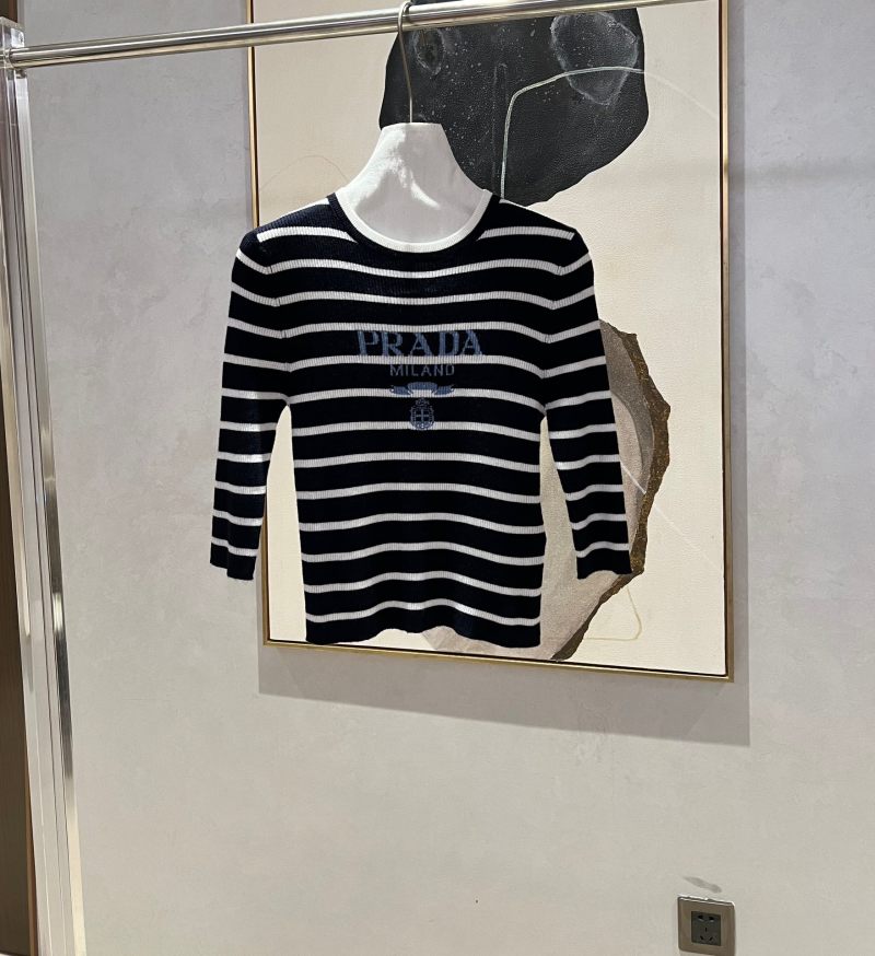 Черно-белый свитер Prada с принтом