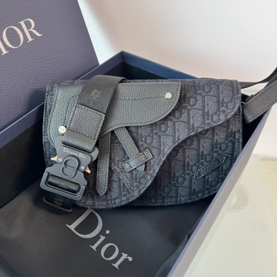 Дамская сумка Dior с монограммой в форме седла