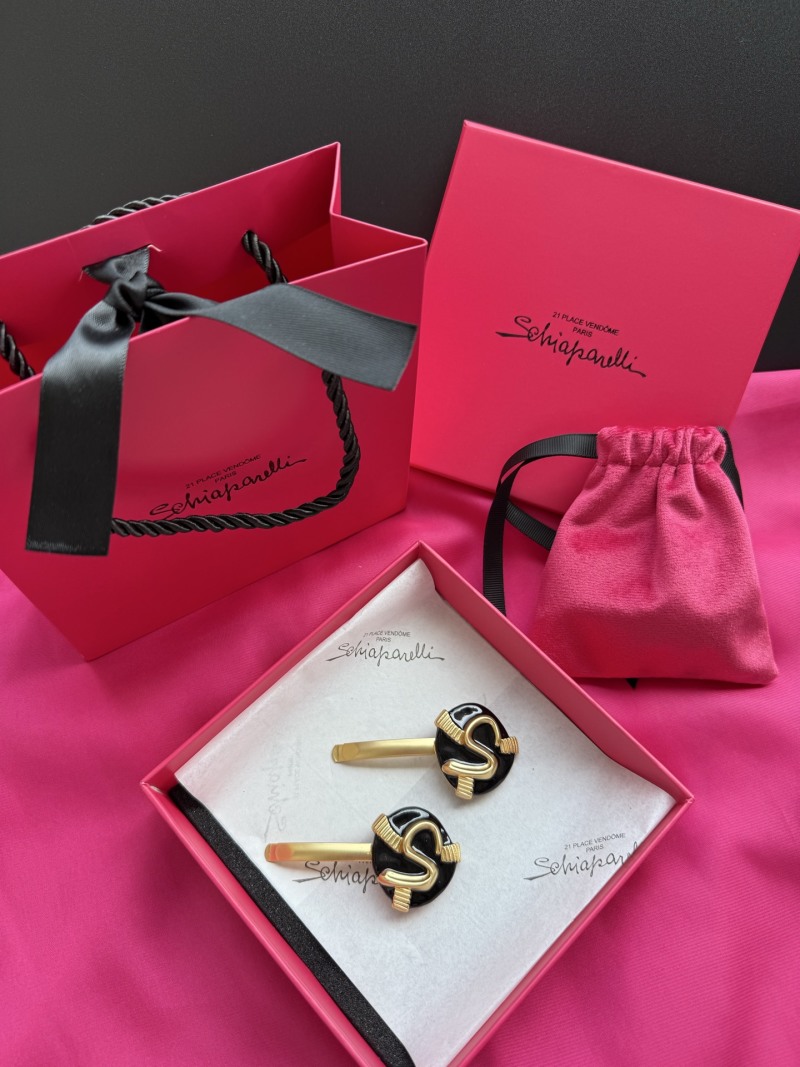 Брошь Schiaparelli в виде буквы S