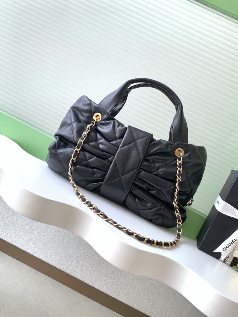 Черная стеганая сумка с золотой фурнитурой Chanel